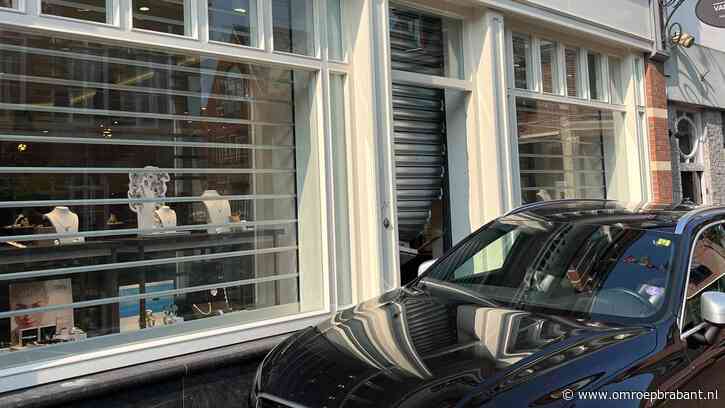 Ramkrakers richten ravage aan bij juwelier: overal ligt glas