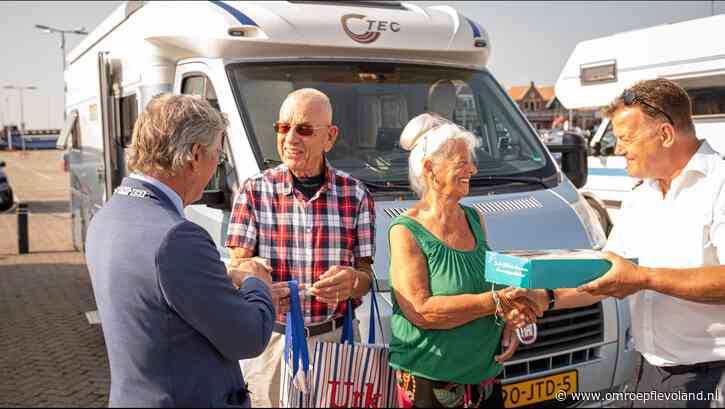 Urk - Nico en Tine krijgen speciaal welkom in Urker haven vanwege mijlpaal