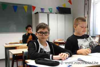 Jonge nieuwkomers leren Nederlands in zomerklassen: “Ze dragen op jonge leeftijd al veel verantwoordelijkheid voor hun gezin”