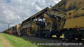 Bahn-Bauarbeiten: Eine Spezialmaschine frischt 21.000 Tonnen Schotter auf