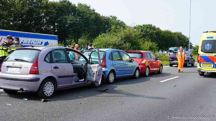 Zeker drie mensen naar het ziekenhuis na botsing met vier auto's op A58
