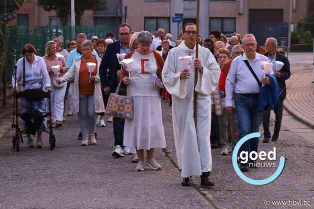 Parochianen trekken in kaarskensprocessie naar Lourdesgrot in Nerem