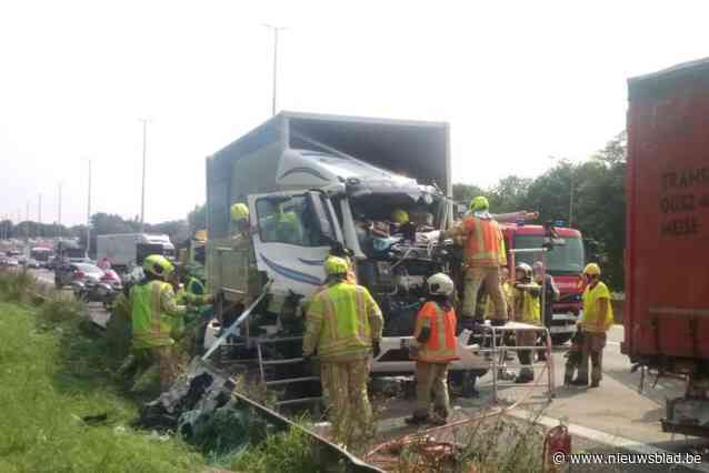 Zwaar ongeval met vrachtwagens op buitenring: geknelde bestuurder bevrijd en in levensgevaar afgevoerd