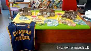 I 99 panetti di hashish con il nome del luogo dove erano destinati. Fermati corrieri della droga