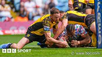 Leigh keep up play-off push by demolishing Salford