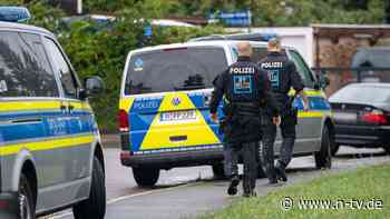 Täter auf der Flucht: Streit auf Parkplatz in Bayern endet für 42-Jährigen tödlich