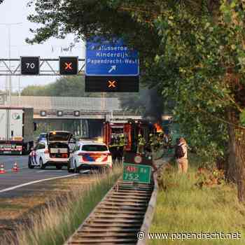 Bestelbus in brand op A15 bij afslag Papendrecht-West
