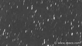 Telescopes capture Jupiter-bound JUICE probe during historic Earth-moon flyby (photos)