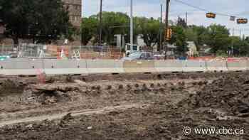 Discovery of 1913 streetcar tracks captivates Edmonton transit enthusiasts