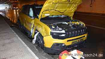 Jeep kracht auf A8 kurz hinter München in Baustelle - Fahrer (51) rennt weg