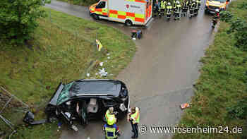 Horror-Unfall in Bayern: Frau (56) kann sich aus Wrack befreien – und stirbt noch am Unfallort