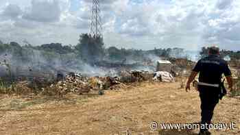 Terreno trasformato in discarica abusiva, la scoperta dopo un incendio