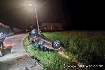Auto belandt op dak in de gracht: bestuurder legt positieve ademtest af