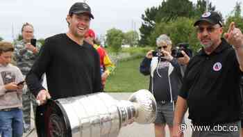 Hundreds line up in Waterdown, Ont., to see hometown NHL star Carter Verhaeghe and the Stanley Cup