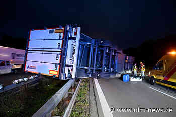 Lkw kippt auf Mittelleitplanke - A 8 voll gesperrt