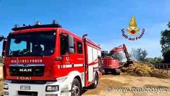 Incendio a Fiumicino, sterpaglie e fieno in fiamme in scuola equitazione