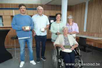 Zeven nieuwe struikelstenen herdenken slachtoffers Tweede Wereldoorlog: “Zelfs jaren later betekent het heel wat voor de families”