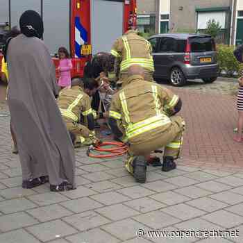 Meisje vast tussen fietsspaken Albert Verweijstraat