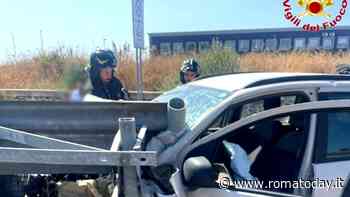 Perde il controllo dell'auto e finisce contro il guardrail