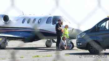 Nach Klebe-Aktion am Flughafen: Sylt sperrt drei Klima-Aktivisten zeitweise aus