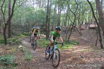 32 jonge veldrijders leven zich uit op stage in Kalmthoutse heide: “Over balken leren springen en onze start verbeteren”