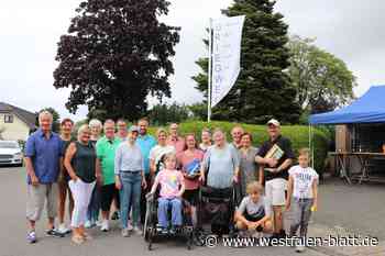 Nachbarn treffen sich an der Fahne