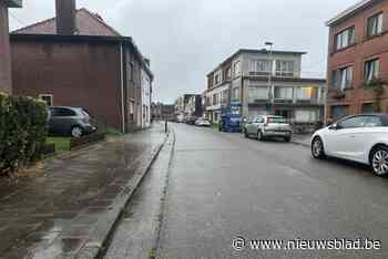 Bromfietser komt zwaar ten val door hevige regen