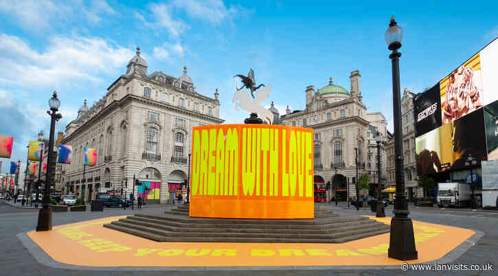 Baffling builders hordings art in Piccadilly Circus