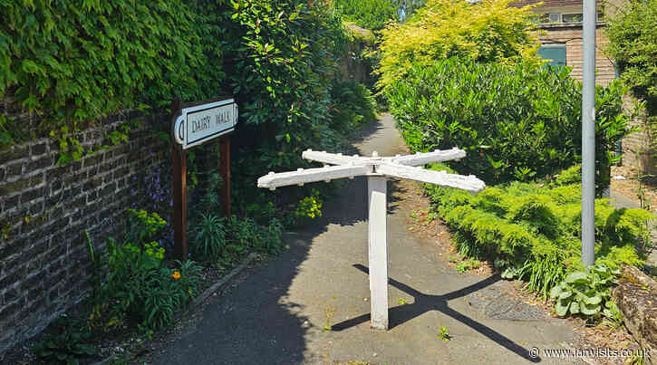 London’s Alleys: Dairy Walk, SW19