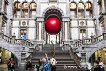 Gigantische rode bal moet mensen aan het praten krijgen in Genk