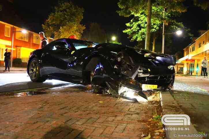 Auw: Ferrari F12 kopt boom in Den Helder