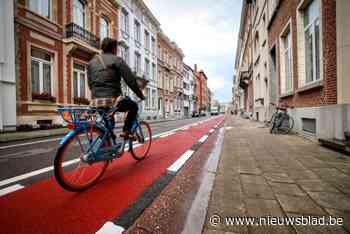 Stad past wegmarkeringen aan in Louizastraat: “Veiliger en overzichtelijker voor alle weggebruikers”
