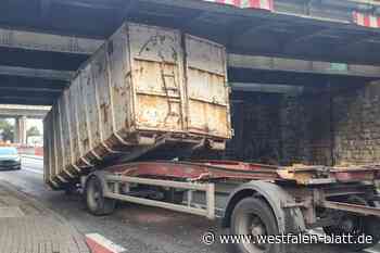 Lkw fährt sich unter Bielefelder Bahnbrücke fest