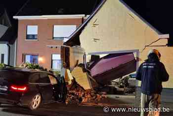 Gevel staat op instorten nadat wagen zich in garage boort: “Ik werd met een luide knal uit mijn slaap gehaald”