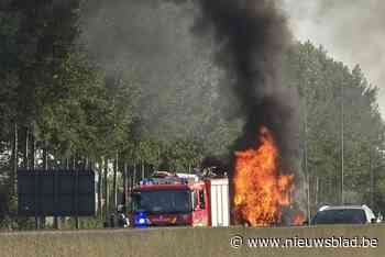 Vrachtwagen volledig uitgebrand op E17 na klapband