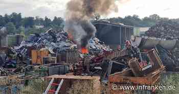 Bamberg: Feuerwehr musste auf Gelände klettern - brennende Schrotthalde