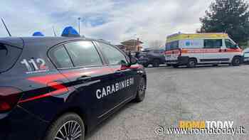 Cammina in strada e viene ferito con un piccone da un uomo, indagano i carabinieri