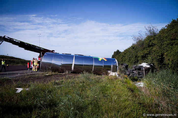 Tankwagen met melk gekanteld op snelweg, chauffeur gewond