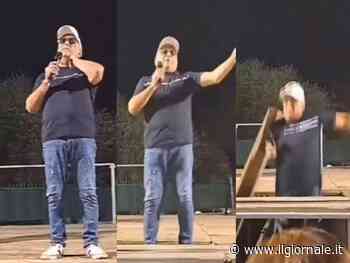 Incidente per il cantante napoletano Gigione: il palco cede e lui sprofonda