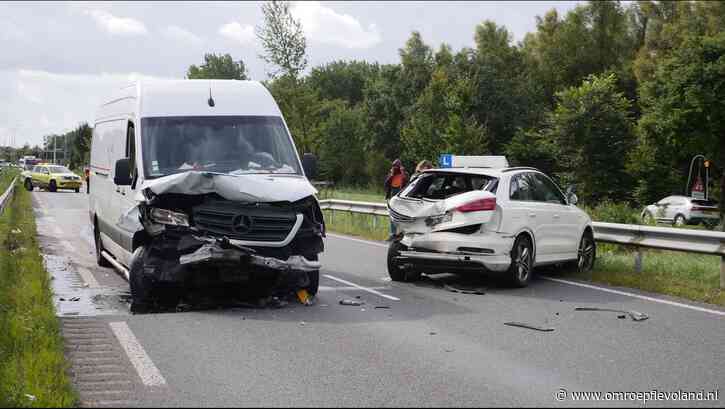 Almere - Lesauto en bestelbus zorgen voor ravage bij ongeval op Waterlandseweg