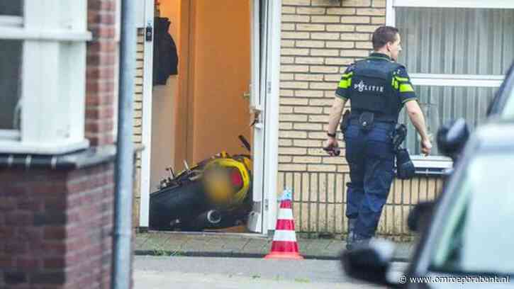 Man rijdt huis binnen en schiet met alarmpistool: werkstraf