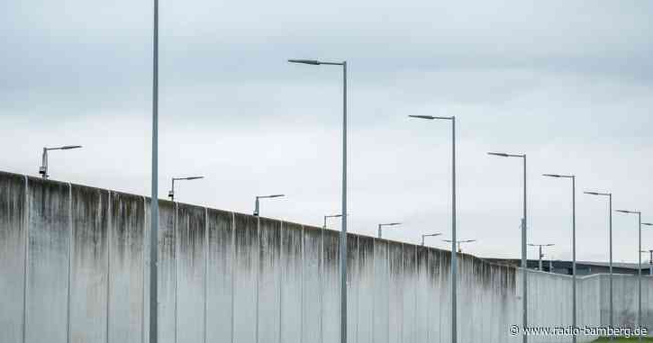 Partnerin ruft Freund in Gefängnis zu – Polizei ermittelt