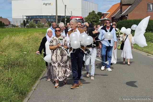 Vrienden en familie herdenken Inès (15) die omkwam bij ongeval aan bushokje: “Herdenken laatste stappen die ze deed met haar mama”
