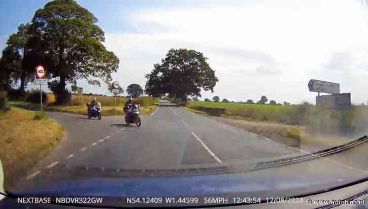 Video: motorrijders schrikken zich een hoedje