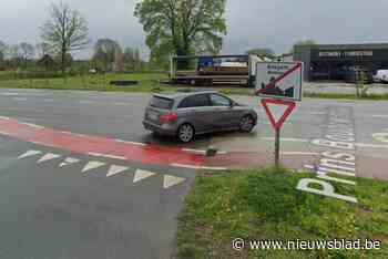 Botsing nadat bestuurster weg oprijdt: “Had het verkeer niet goed in de gaten”