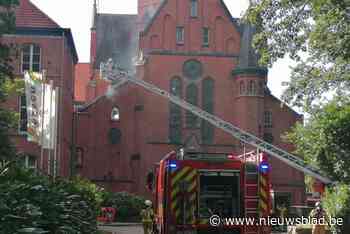 Uitslaande brand aan kerktoren van College in Essen: geen gewonden