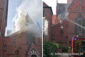 Uitslaande brand aan kerktoren zorgt voor rookpluim die van ver te zien is