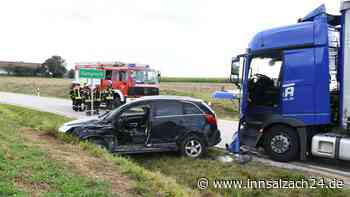 Unfall bei Massing: Auto missachtet Vorfahrt und prallt mit Lkw zusammen
