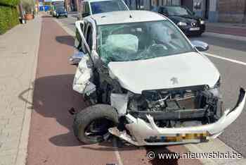 Auto botst tegen gevel van huis: bestuurster (40) lichtgewond