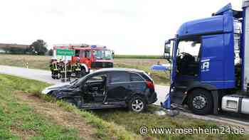 Unfall bei Massing: Auto missachtet Vorfahrt und prallt mit Lkw aus Kreis Altötting zusammen